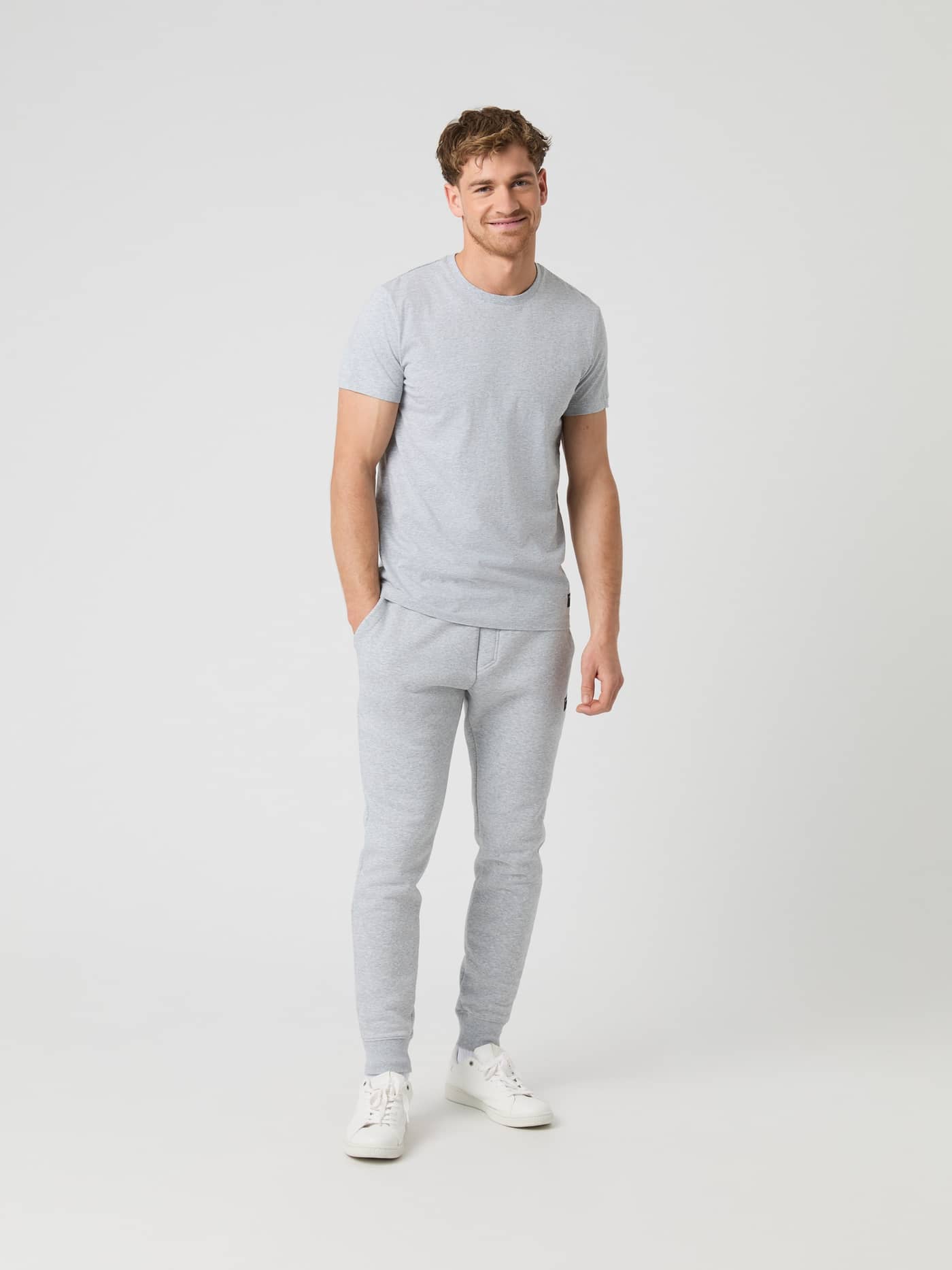 Vue en pied d'un mannequin en Centre T-Shirt en coton Light Grey Melange (Gris) et pantalon assorti en studio. - Image 3