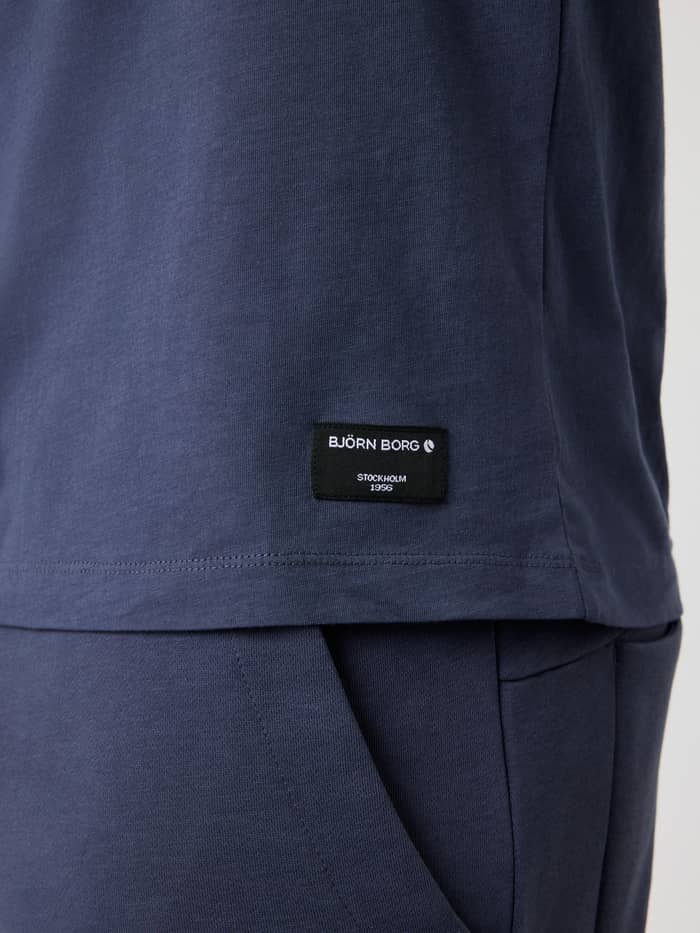 Nærbillede af det sorte logomærke på en Centre T-Shirt i Odyssey Gray (Grå) i blød bomuldsjersey.
