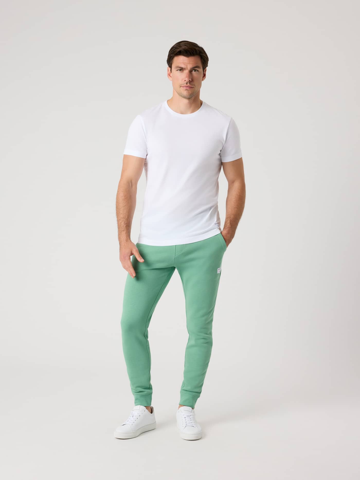 Vue de face d'un homme portant le Centre T-Shirt en Brilliant White (Blanc) en coton doux pour un style fonctionnel. - Image 3