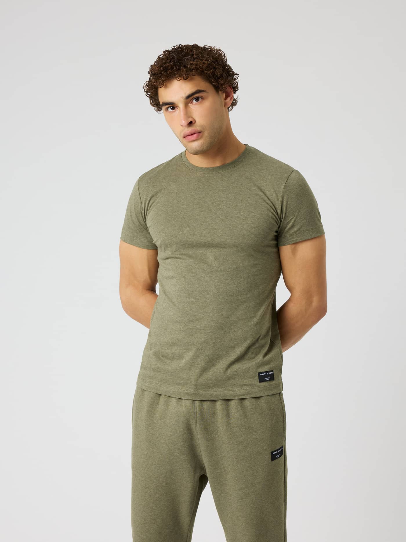 Vue de face d'un homme en Centre T-Shirt coupe régulière Winter Moss Melange (Vert) avec étiquette Borg noire. - Image 1