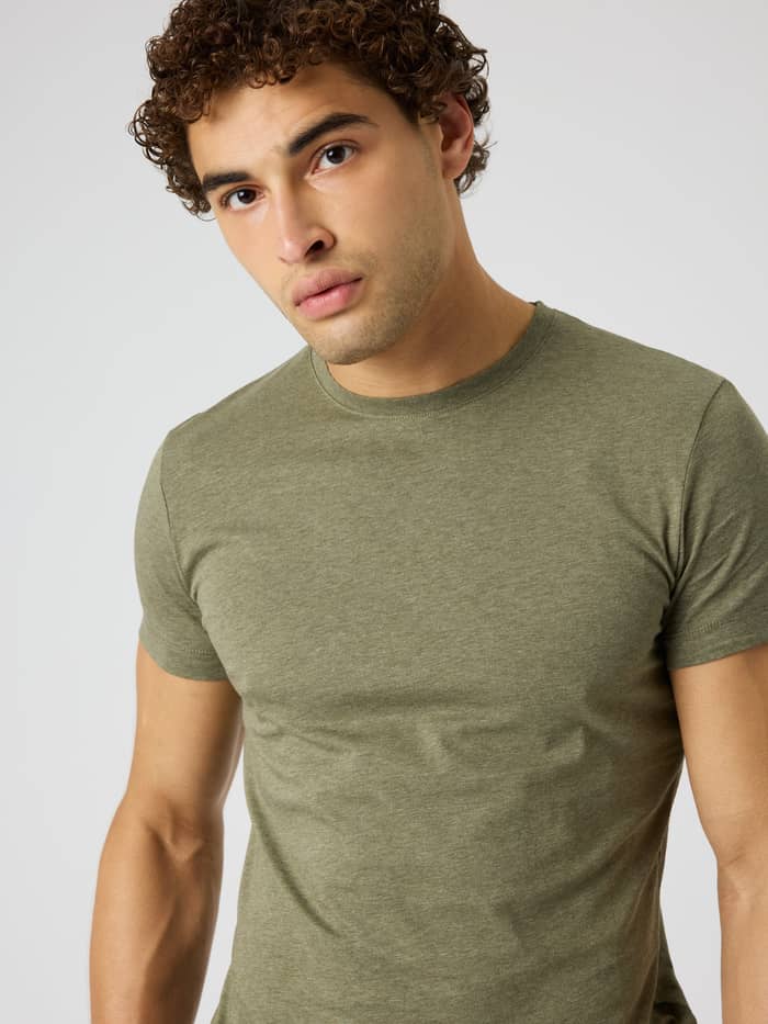 Close-up van een man in het Björn Borg Centre T-Shirt in Winter Moss Melange (Groen) met een zachte melange textuur. - Image 4
