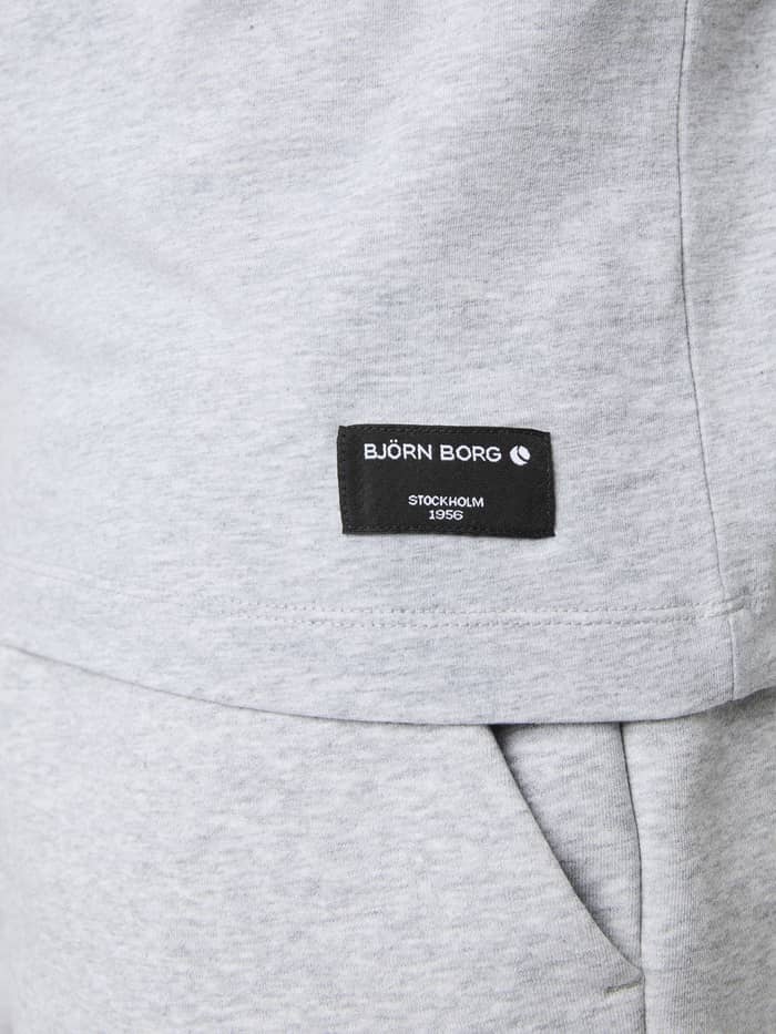 Close-up van het zwarte geweven merklabel op de zoom van het Centre T-Shirt in Light Grey Melange (Grijs). - Image 4
