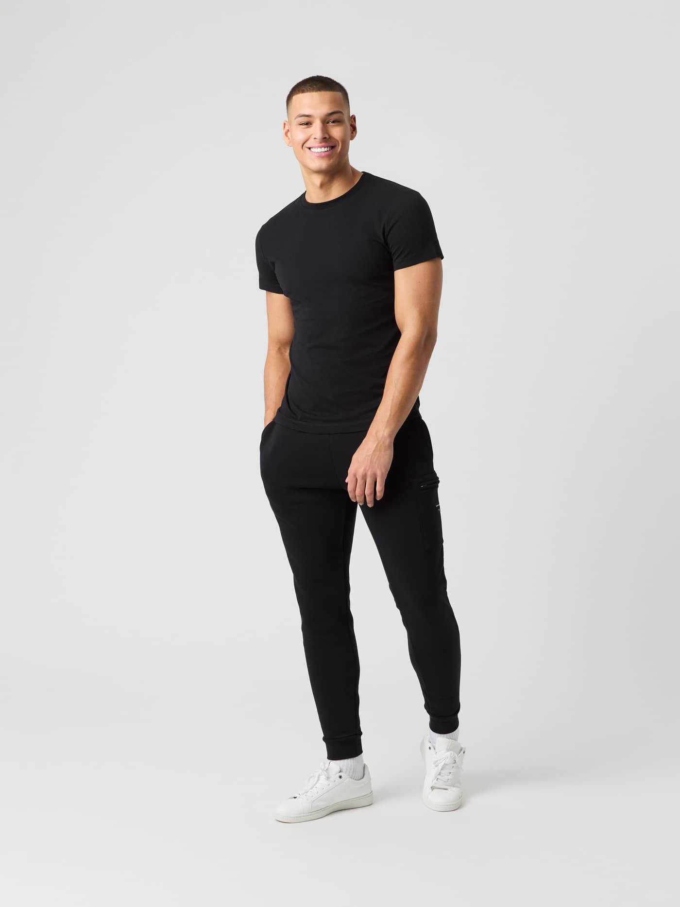Björn Borg Centre T-Shirt in Black Beauty (Zwart) in vooraanzicht, stijlvol gecombineerd met joggers en witte trainers. - Image 3