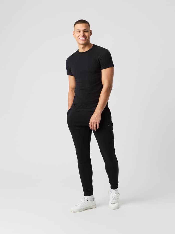 Björn Borg Centre T-Shirt in Black Beauty (Zwart) in vooraanzicht, stijlvol gecombineerd met joggers en witte trainers. - Image 3
