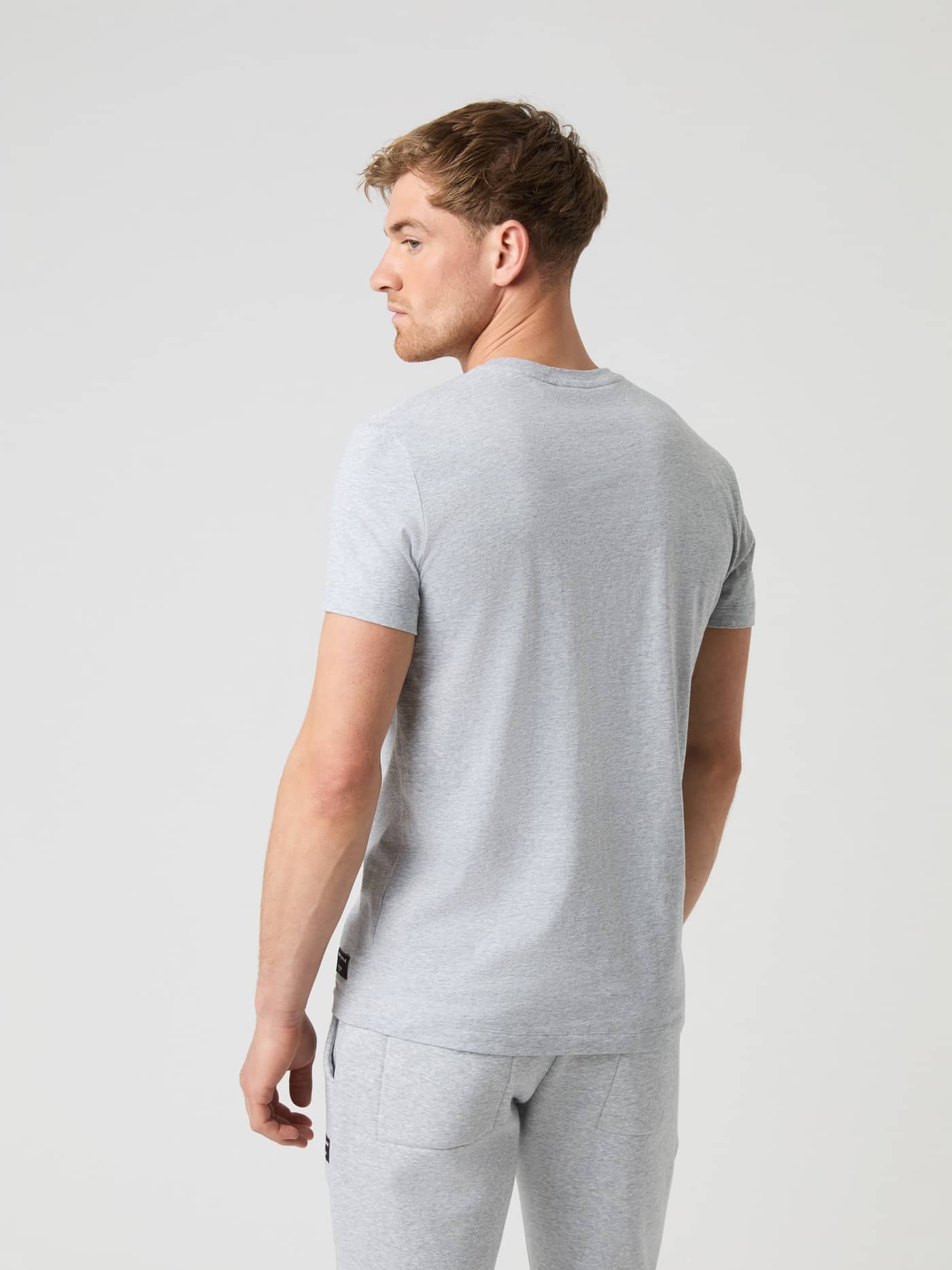 Vue de dos d'un homme en Centre T-Shirt Light Grey Melange (Gris), un haut en coton à la coupe régulière et confortable. - Image 2