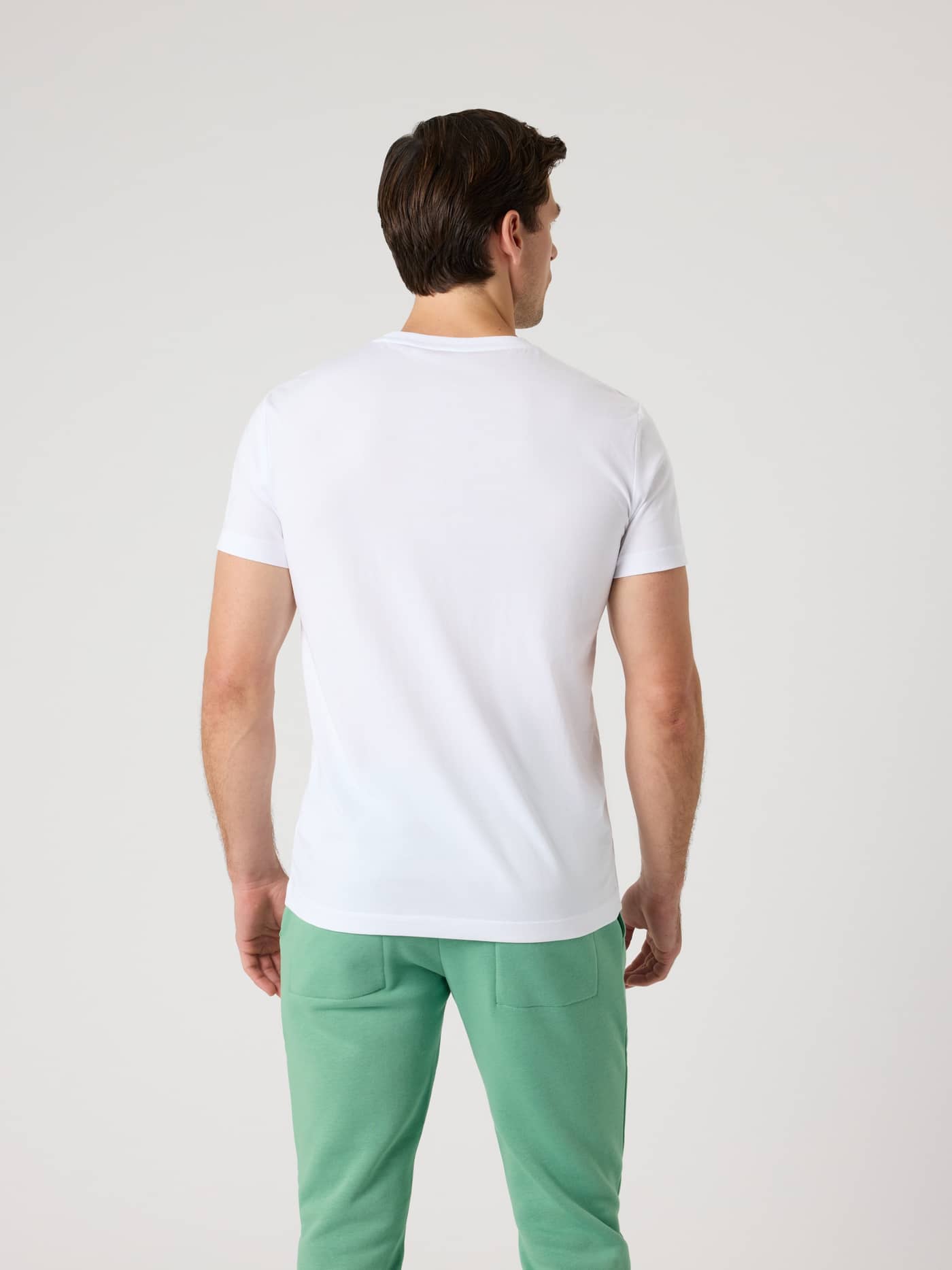 Vue de dos d'un homme portant le Centre T-Shirt en Brilliant White (Blanc) avec une coupe régulière classique. - Image 2