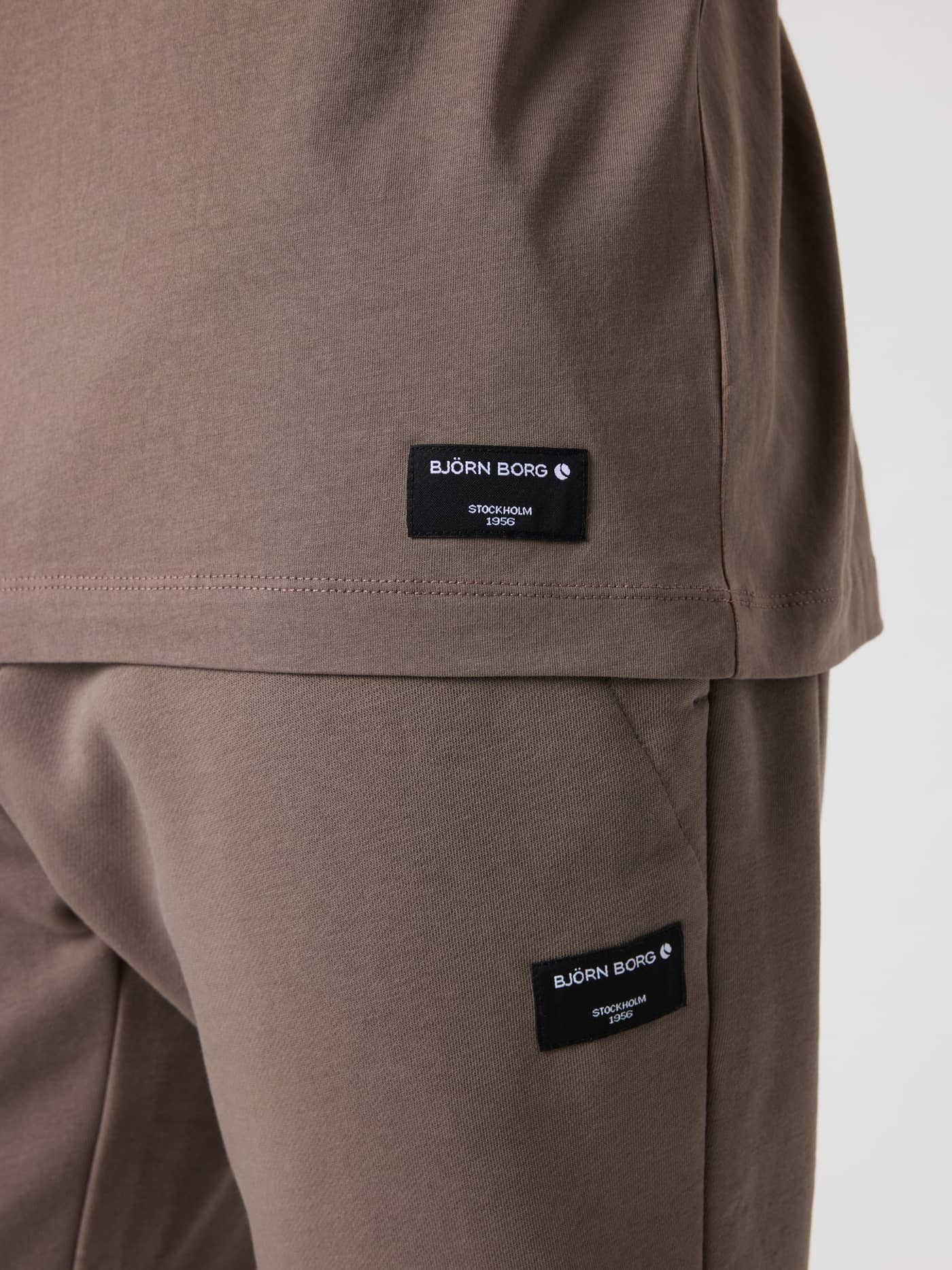Centre T-Shirt i Falcon (Brun) og bukser i blød bomuld set i nærbillede med hvidt logo på sorte mærker. - Image 4