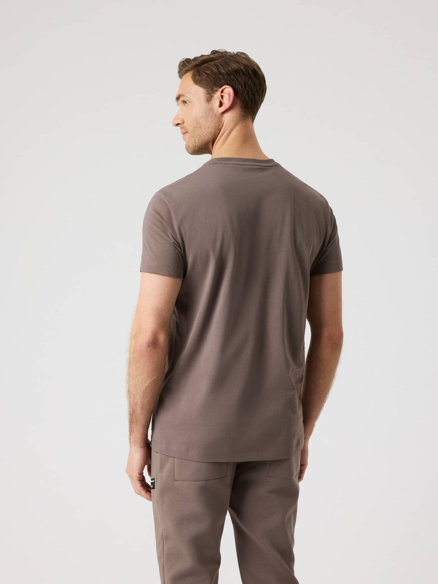 Centre T-Shirt i Falcon (Brun) set bagfra på en mand i blød bomuld til stil og funktion. - Image 2