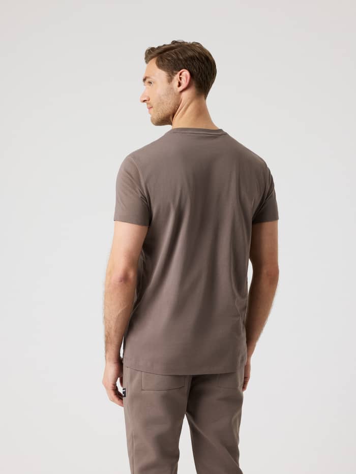 Achteraanzicht van een man in het Björn Borg Centre T-Shirt in Falcon (bruin), van katoen voor stijl en functie. - Image 2