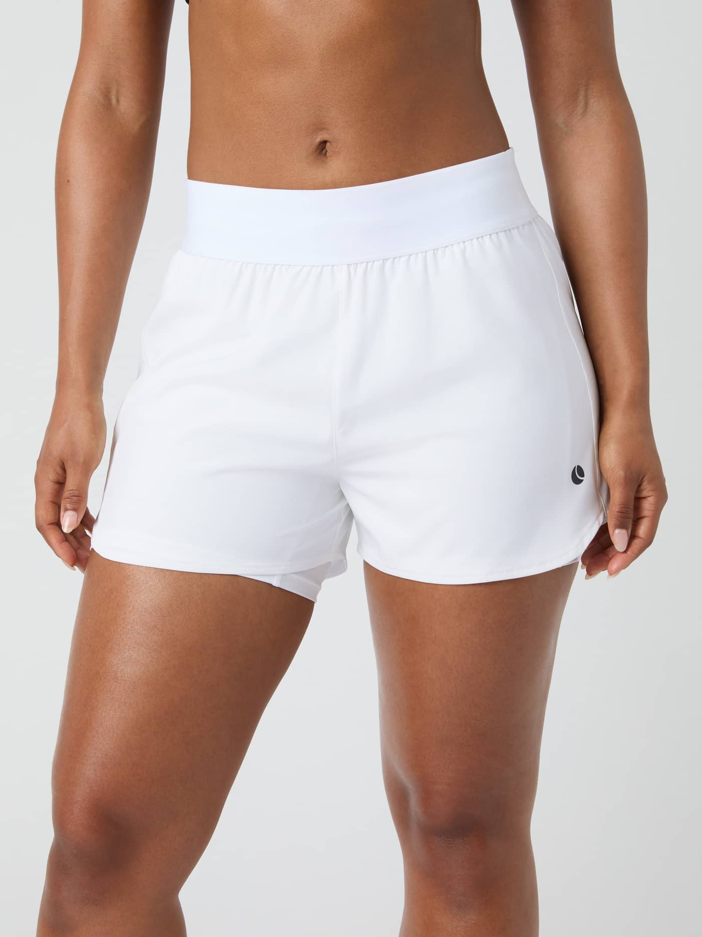 Detaillierte Vorderansicht eines Models in den Björn Borg Ace 2 In 1 Shorts in Brilliant White (Weiß) für Tennis. - Image 1