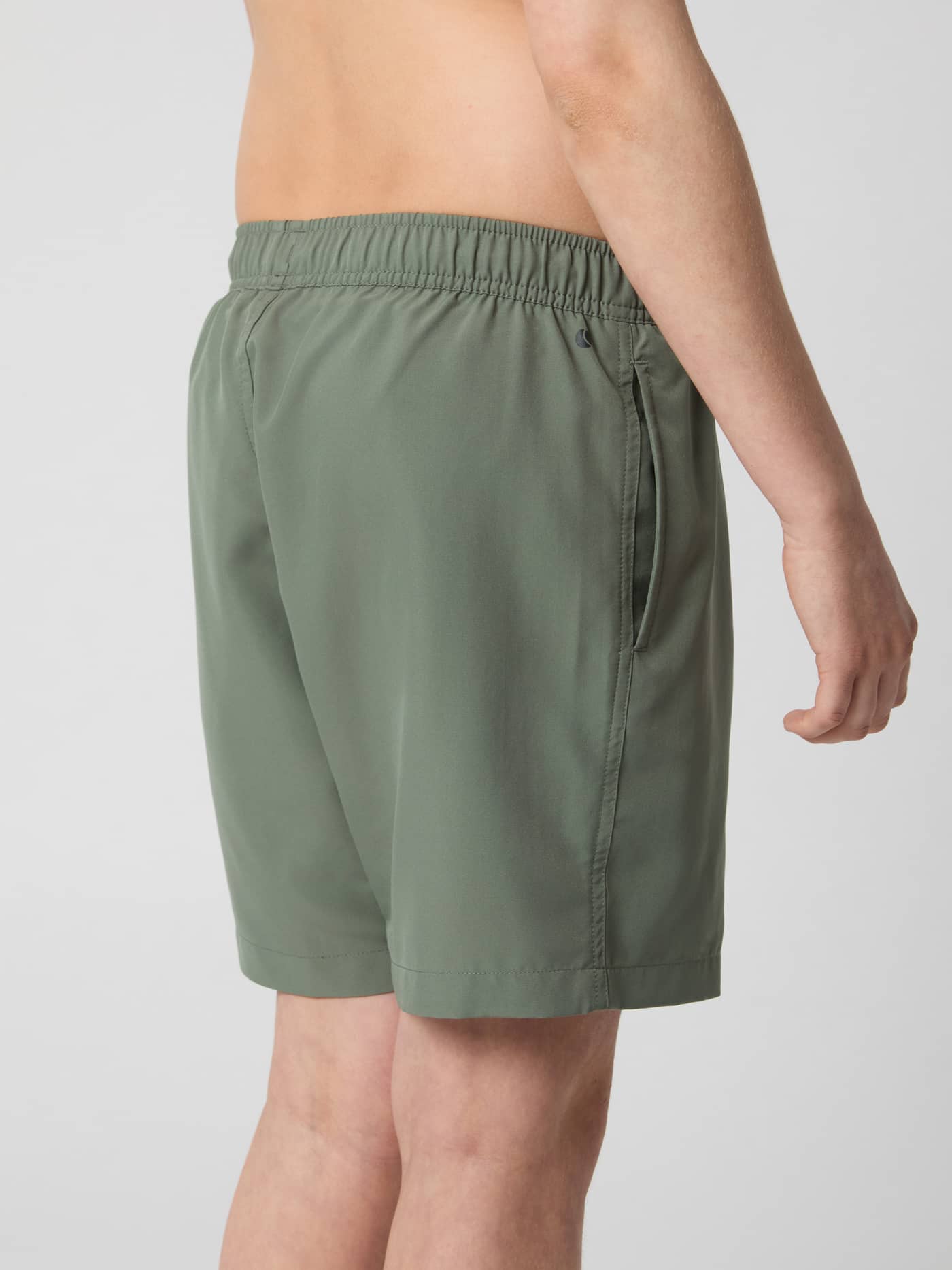 Borg Swim Shorts til børn i Agave Green (Grøn) set fra siden med elastisk talje og sidelomme. - Image 3