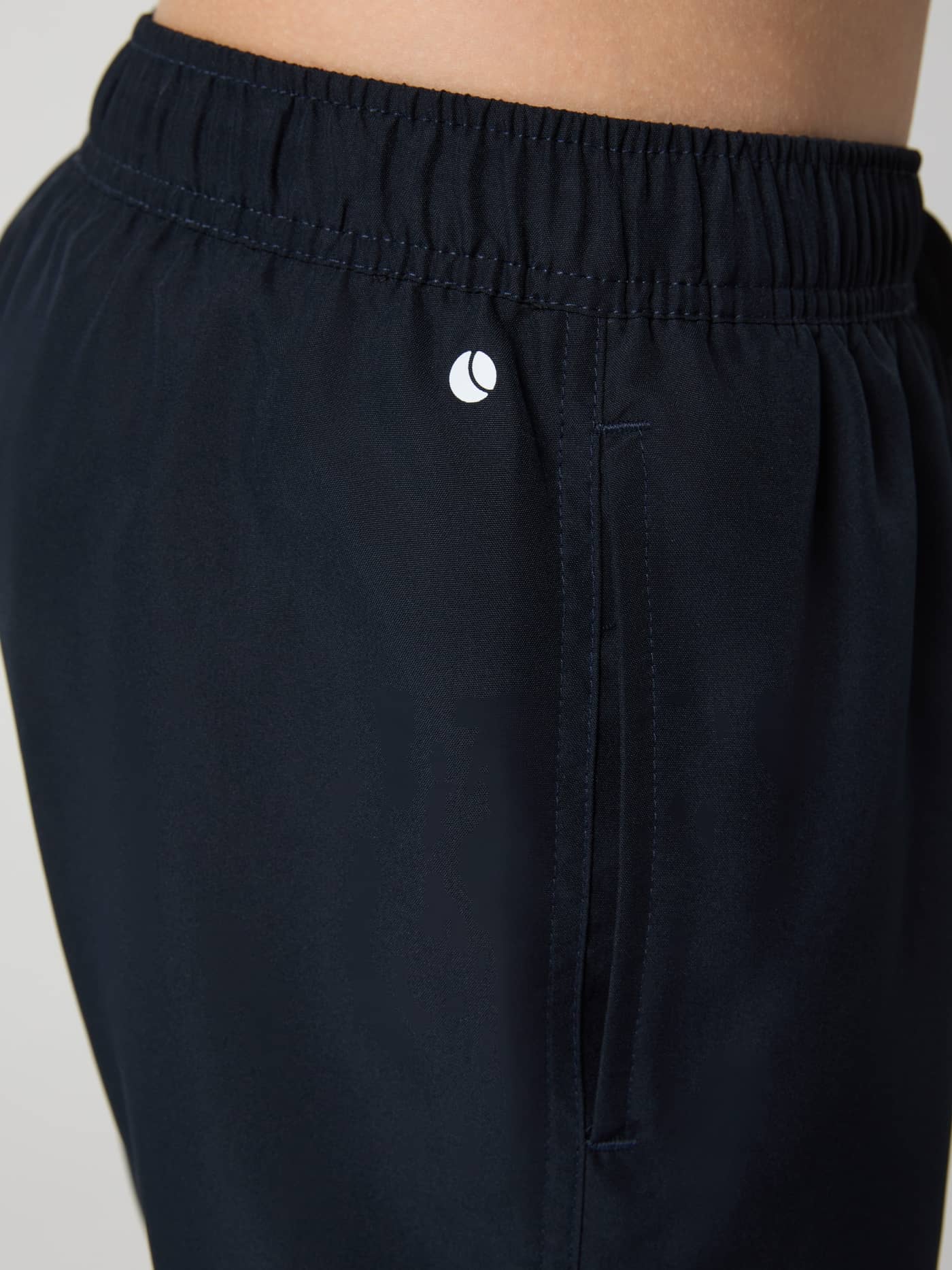 Night Sky (Marinblå) Borg Swim Shorts för barn i sidvy med närbild på en sidoficka och liten vit logotyp. - Image 4