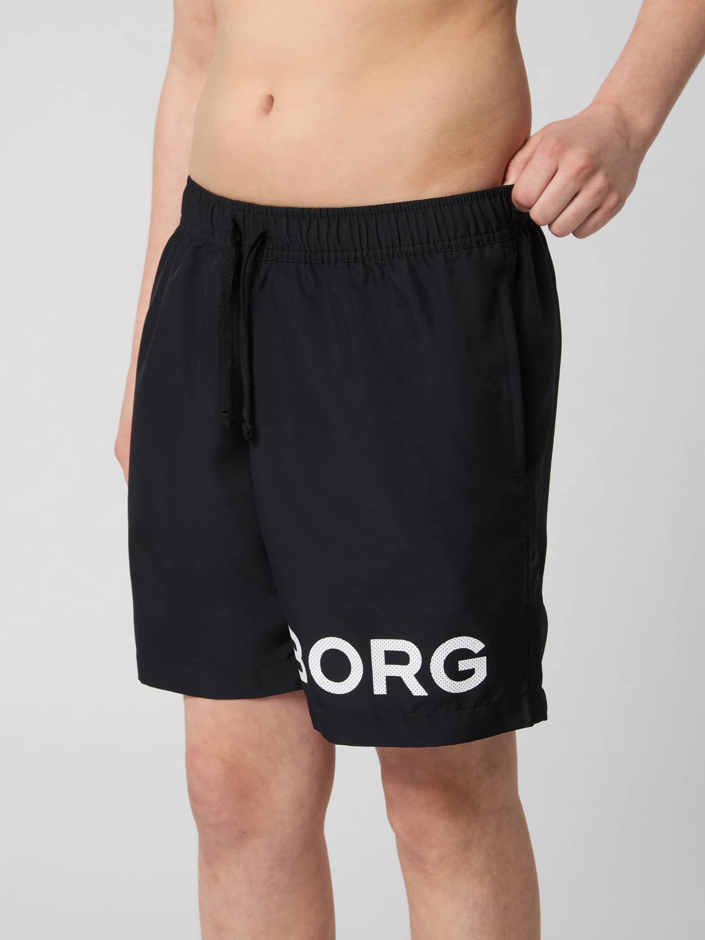 Borg Swim Shorts pour enfants en Black Beauty (Noir) avec logo blanc et cordon de serrage ajustable. - Image 2