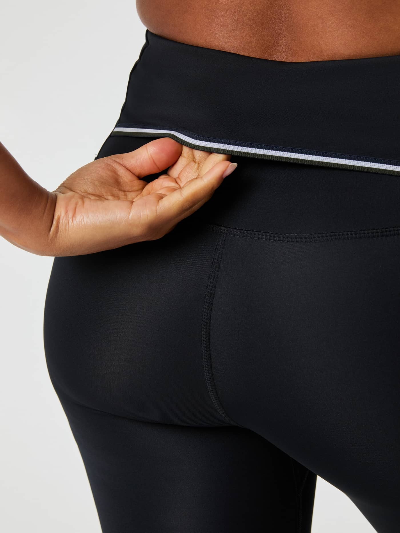 Närbild bakifrån på Ace Pocket Tights i Black Beauty (Svart) som framhäver fickan för tennisbollar. - Image 4