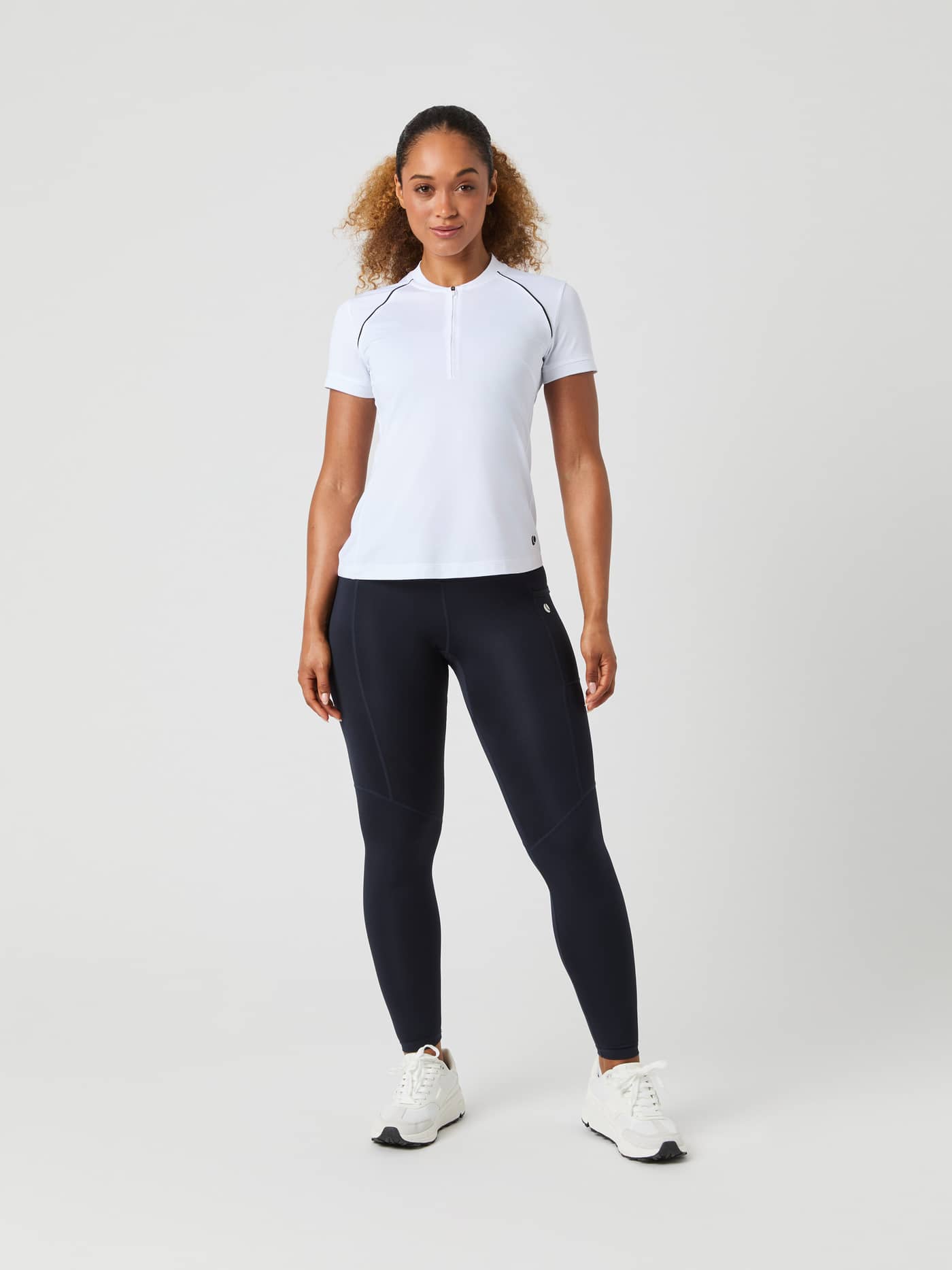 Ace Pocket Tights i Night sky (Blå) på en modell för en stilren tennislook med hög midja och snygg passform. - Image 5