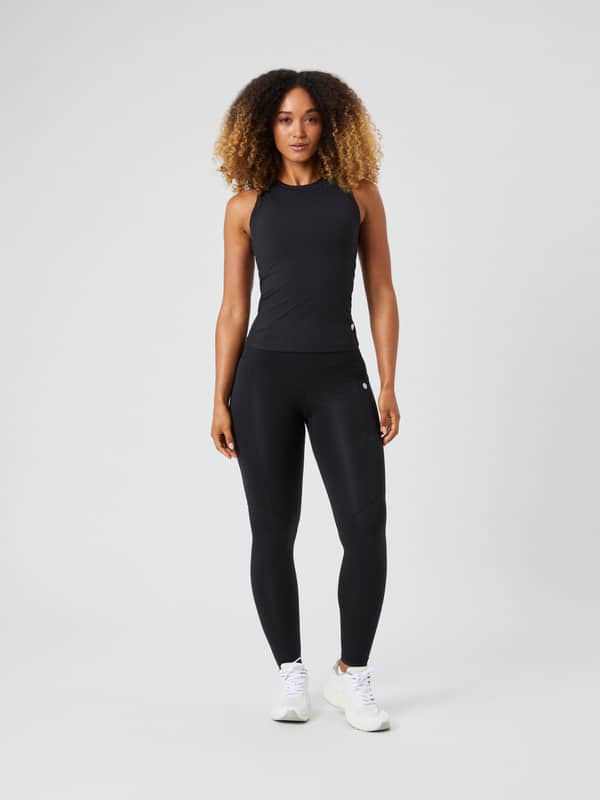 Framifrån i helfigur på en kvinna i Ace Pocket Tights med hög midja i Black Beauty (Svart) för tennis.