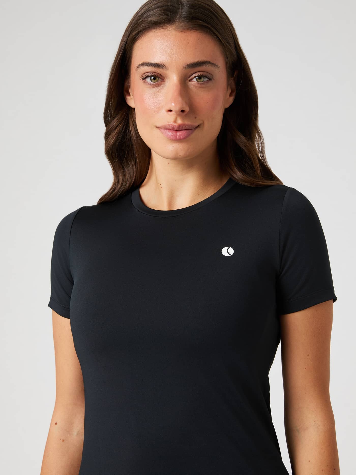 Vue rapprochée de l'Ace Slim T-Shirt en Black Beauty (Noir) en polyester recyclé pour le tennis avec logo blanc. - Image 4