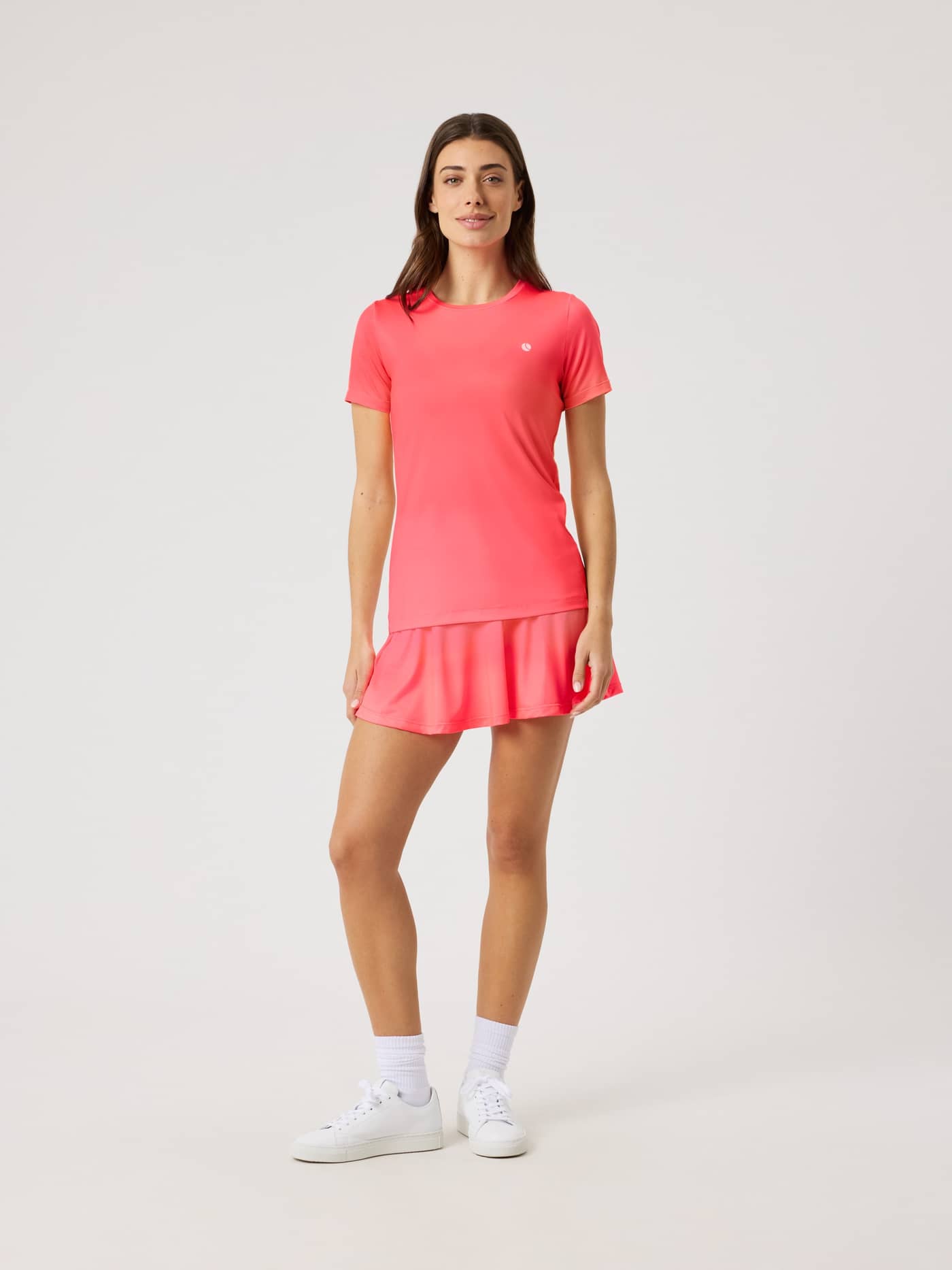 Vorderansicht des Ace Slim T-Shirt in Diva Pink (Rosa), ein schmal geschnittenes Performance-Tennis-Top für Damen. - Image 3