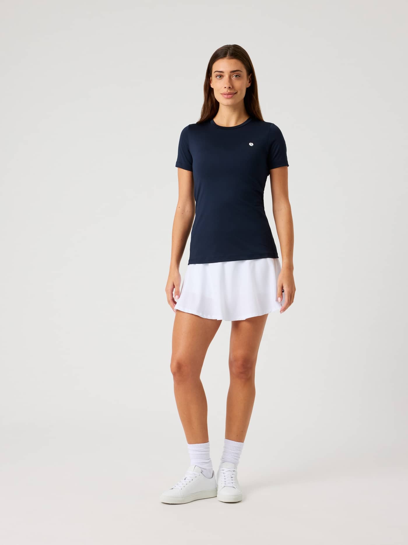 Björn Borg Ace Slim T-Shirt i Night sky (Marinblå) med vit tennislogotyp på en kvinna i helfigur framifrån. - Image 3