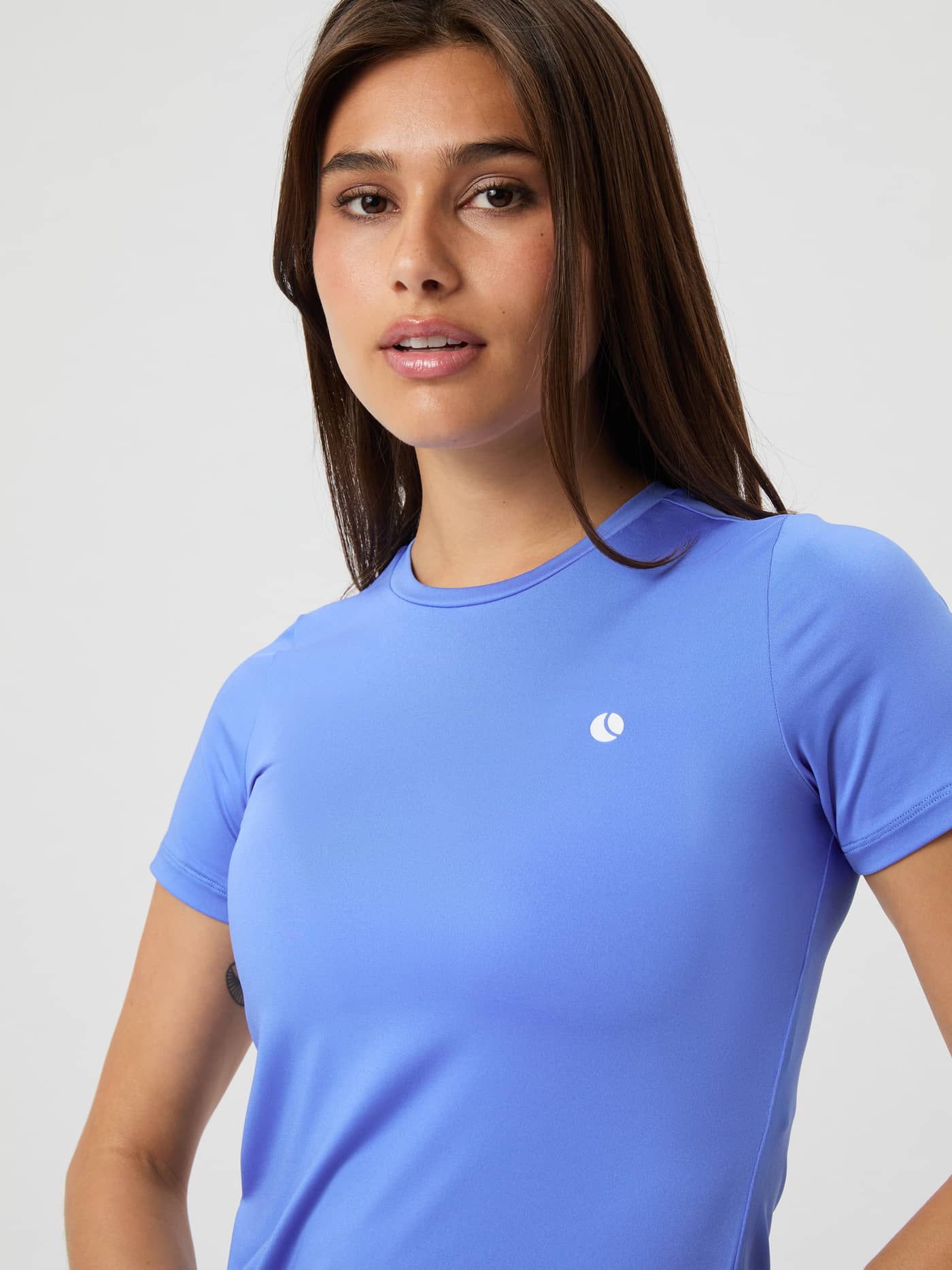Close-up of a woman wearing the ultramarine blue Björn Borg Ace Slim T-shirt. - Image 1