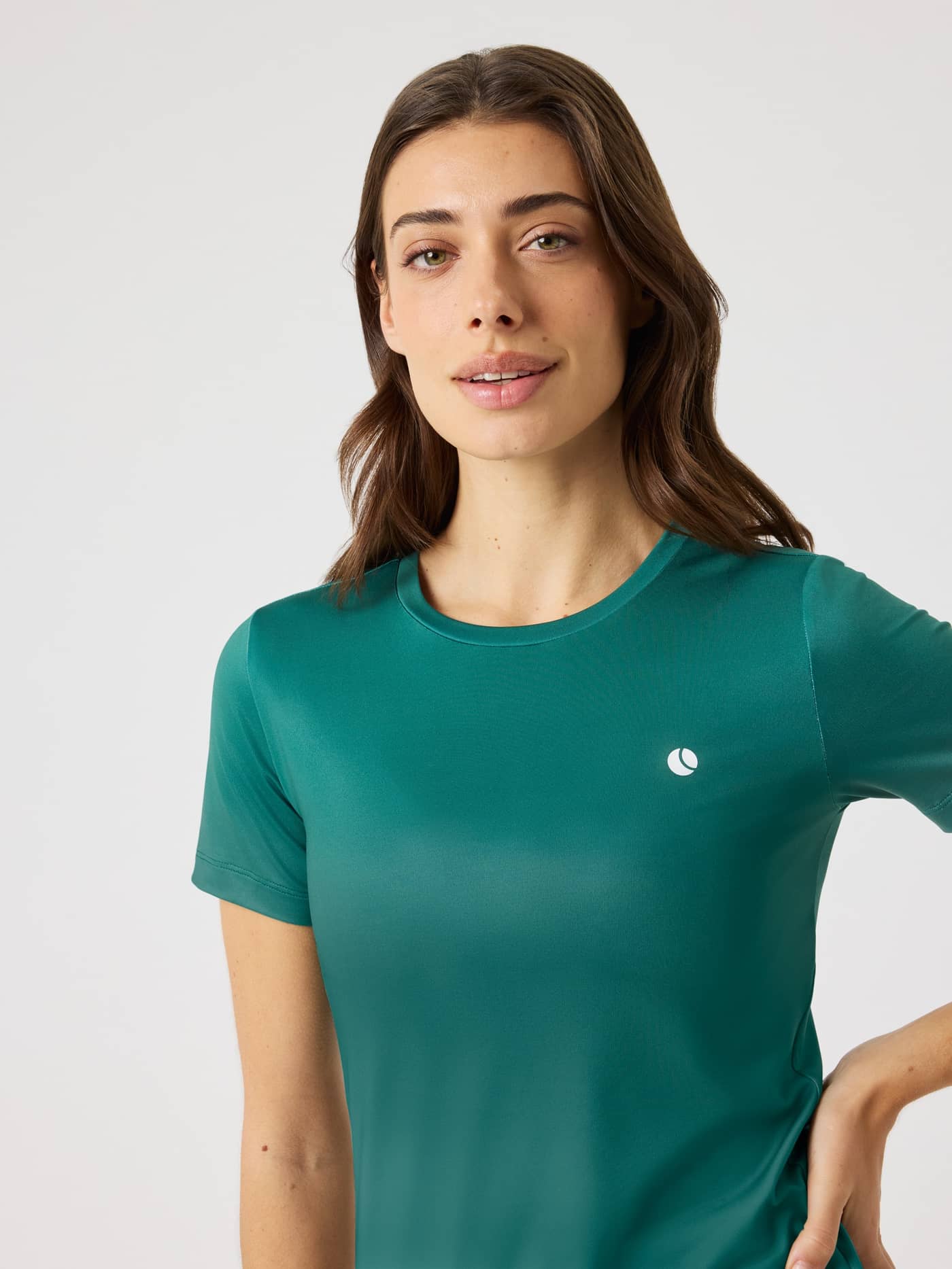 Front close-up of a woman in the performance Björn Borg Ace Slim T-Shirt in Posy Green (Green) with a white tennis logo. - Image 4