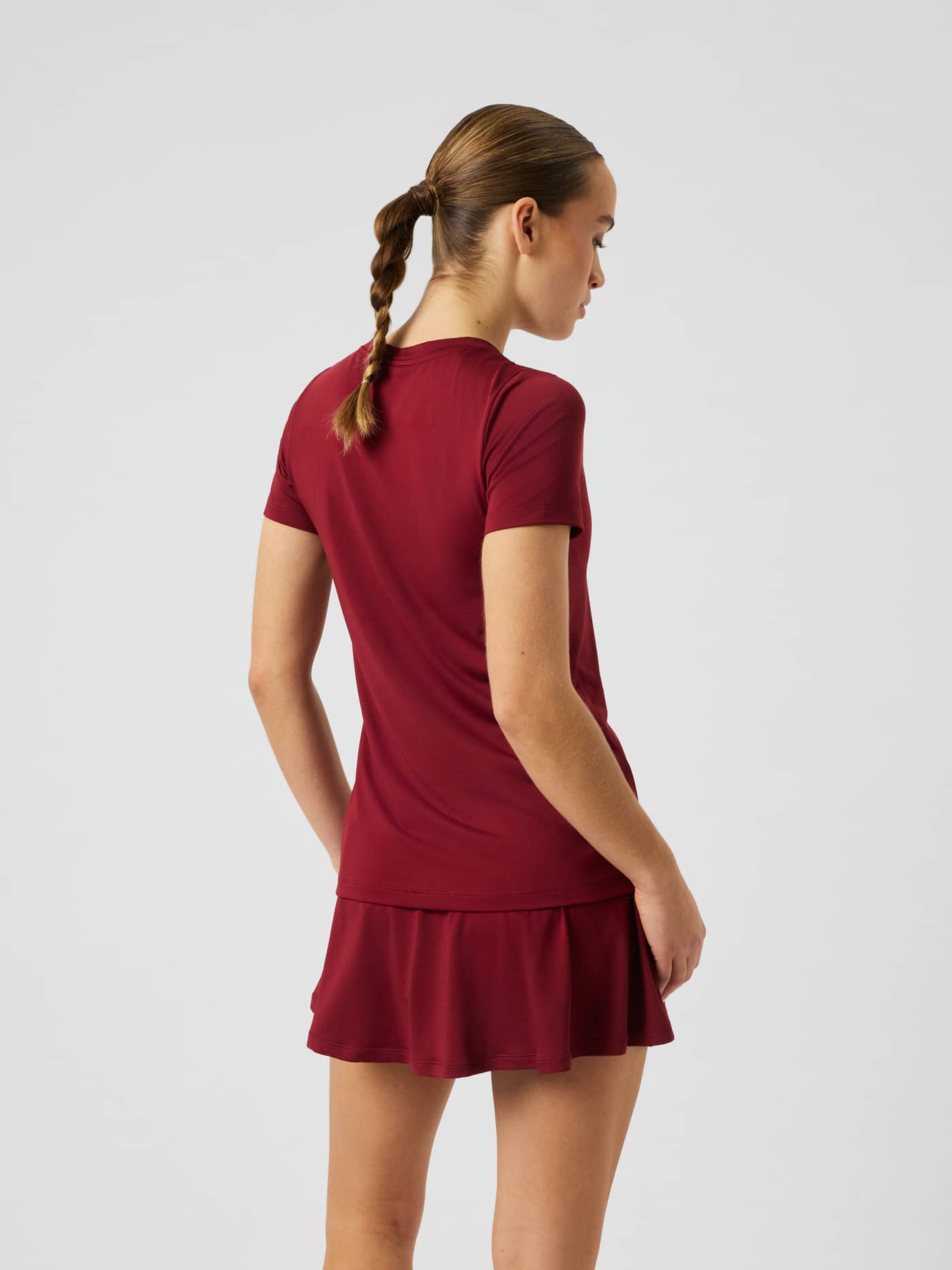 Achteraanzicht van het Ace Slim T-Shirt in Cabernet (rood) met een slanke pasvorm en een ronde hals. - Image 2
