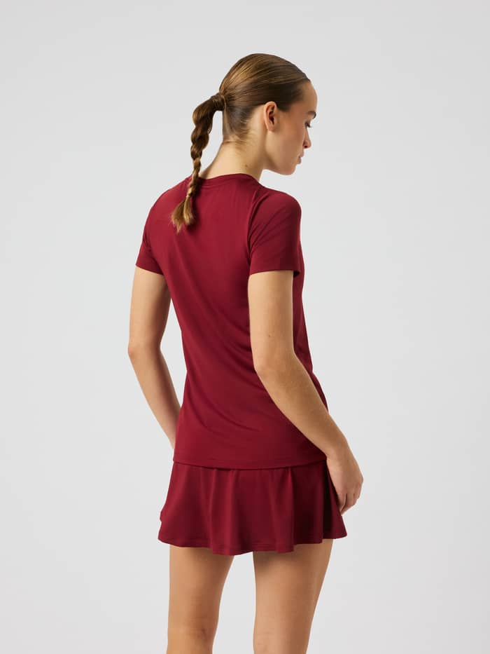 Achteraanzicht van het Ace Slim T-Shirt in Cabernet (rood) met een slanke pasvorm en een ronde hals.