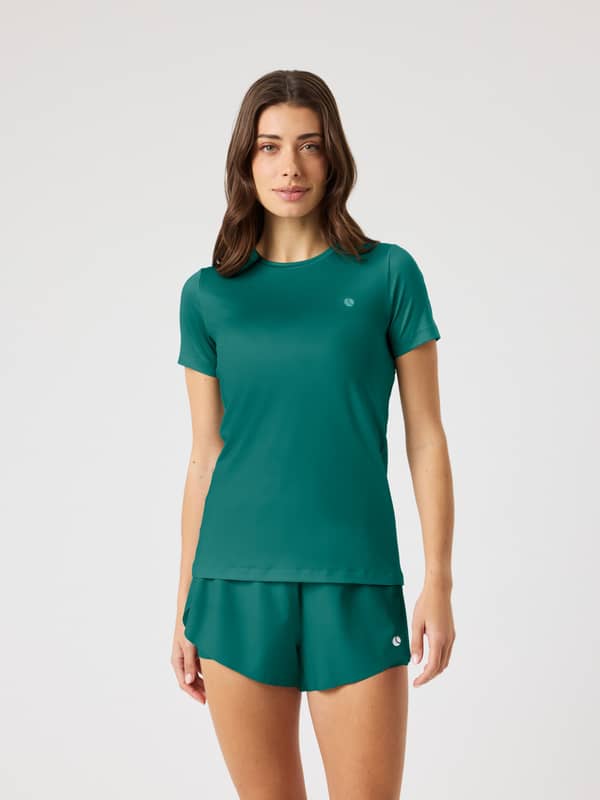 Ace Slim T-Shirt i Posy Green (Grön) på en kvinna sedd framifrån, en funktionell tennis-t-shirt med smal passform.