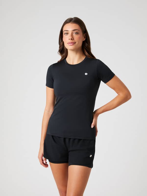 Ace Slim T-Shirt för tennis i Black Beauty (Svart) med smal passform och en vit logotyp på bröstet.