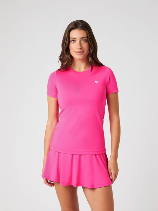 Ace Slim T-Shirt i Pink Glo (Rosa) med vit tennisbollslogotyp och smal passform, buren med matchande kjol för tennis.
