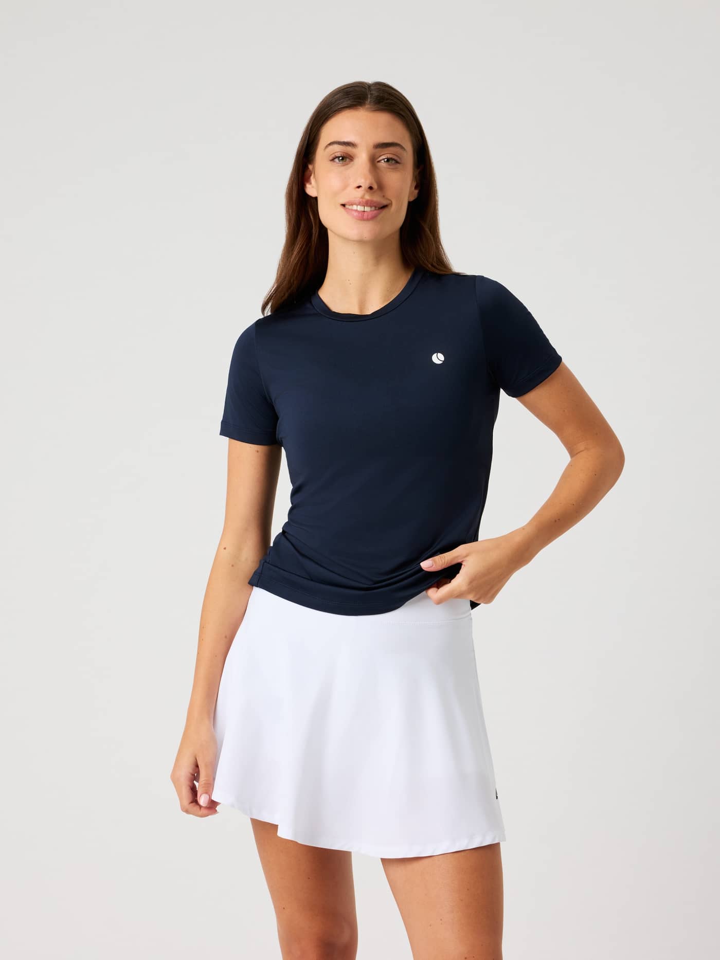 Front view of a woman in the slim-fit Björn Borg Ace Slim T-Shirt in Night sky (Navy), styled for tennis. - Image 1