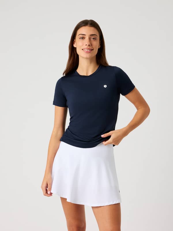 Kvinna sedd framifrån i en Ace Slim T-Shirt i Night sky (Marinblå) med smal passform för tennis.