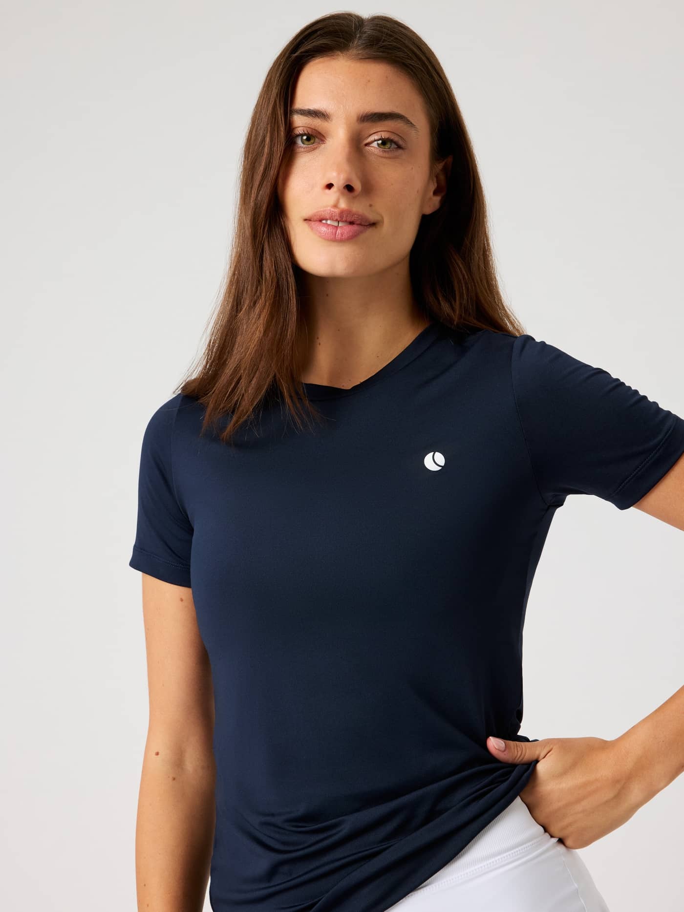 Ace Slim T-Shirt i Night sky (Marinblå) för dam sedd framifrån med slim passform och en vit tennislogotyp. - Image 4