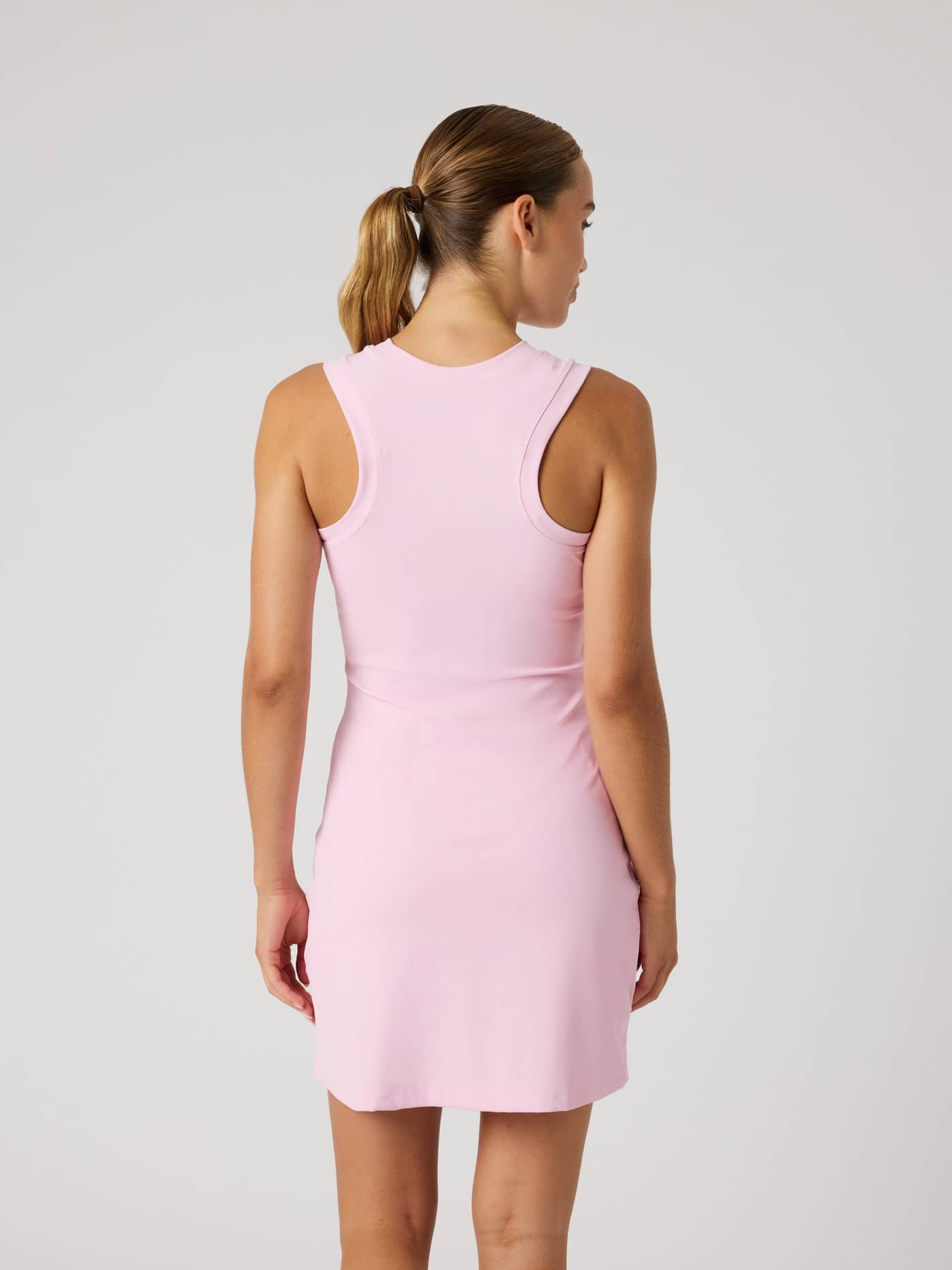 Ace Ribbed Dress i Pink Lady (Lyserød) set bagfra med slank pasform og racerback til tennis. - Image 2