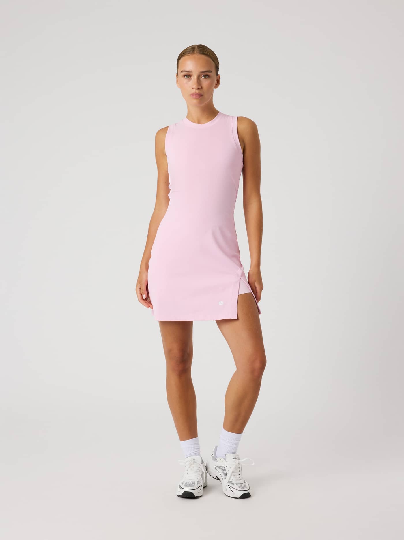 Ace Ribbed Dress i Pink Lady (Lyserød) set forfra med slank pasform og ribstrikket materiale til tennis. - Image 3