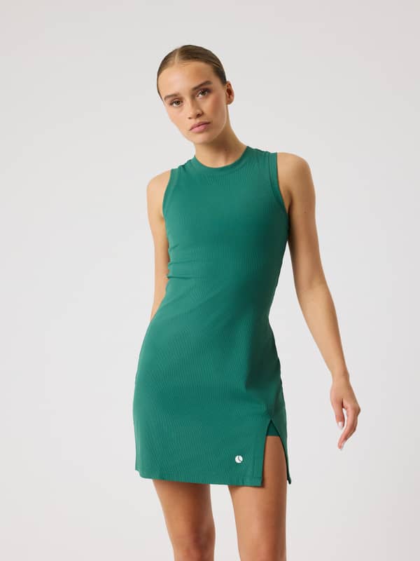 Björn Borg Ace Ribbed Dress in Posy Green (Groen), slim-fit tennisjurk met wit logo, getoond in vooraanzicht.