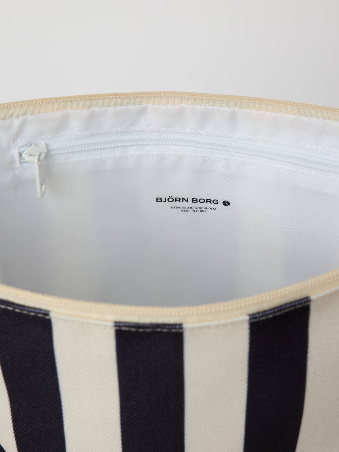 Vue intérieure de la trousse de toilette Borg Beach Wash Bag en Black Beauty (Noir) avec doublure blanche et logo imprimé. - Image 4