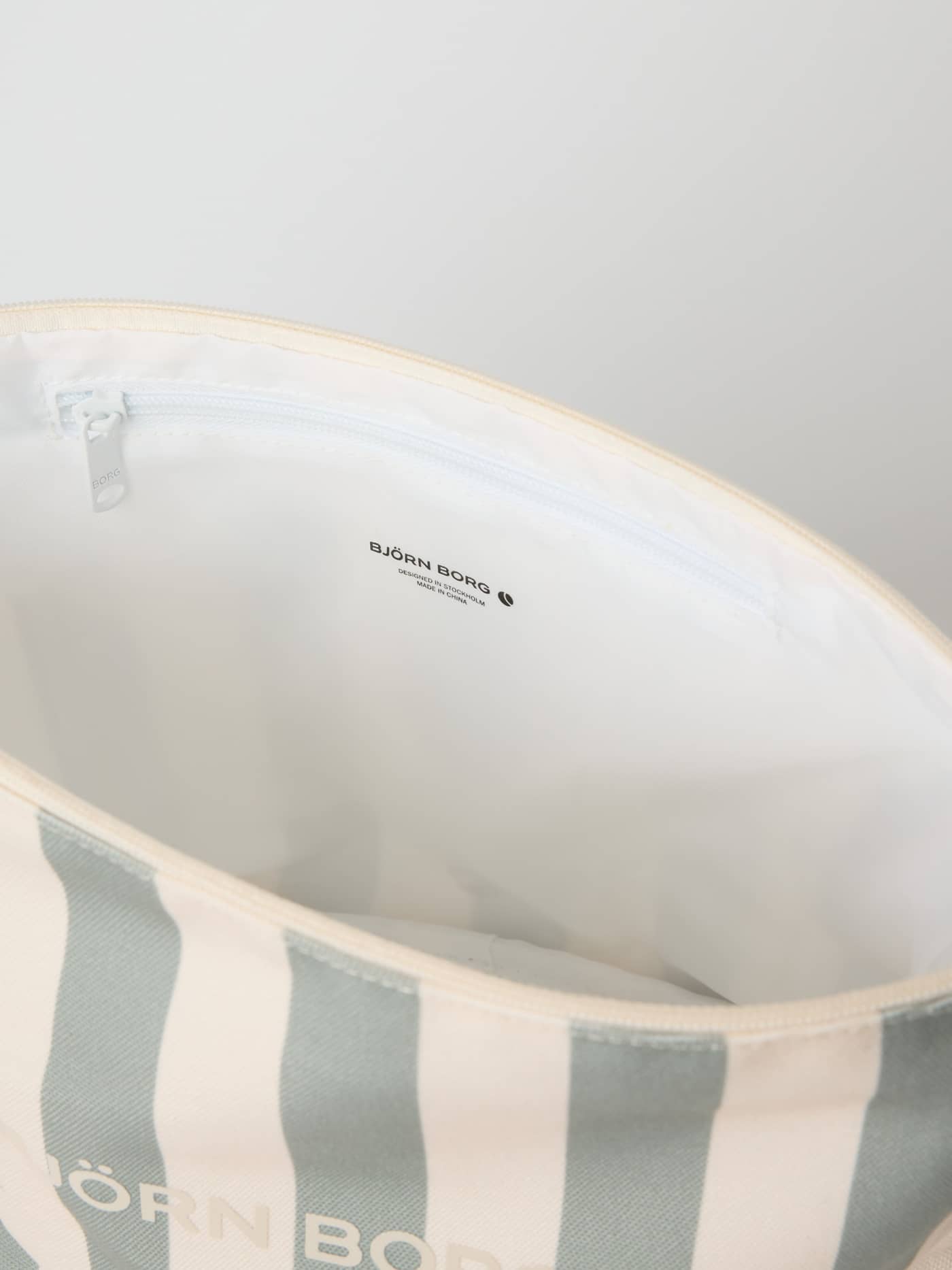 Vue intérieure de la trousse de toilette Borg Beach Wash Bag rayée en Slate Gray (Vert) avec doublure blanche et logo noir. - Image 4