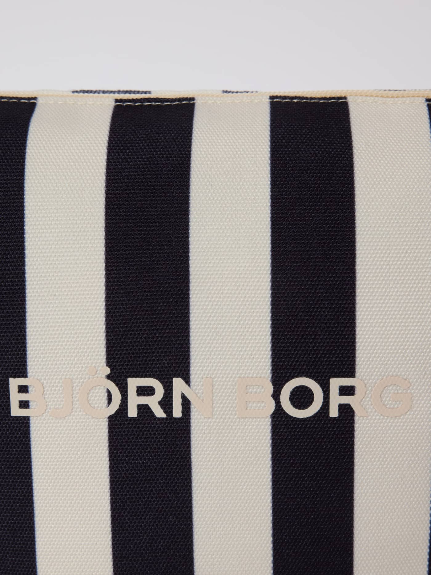 Trousse de toilette Borg Beach Wash Bag en Black Beauty (Noir) à rayures verticales et logo beige clair en gros plan. - Image 3