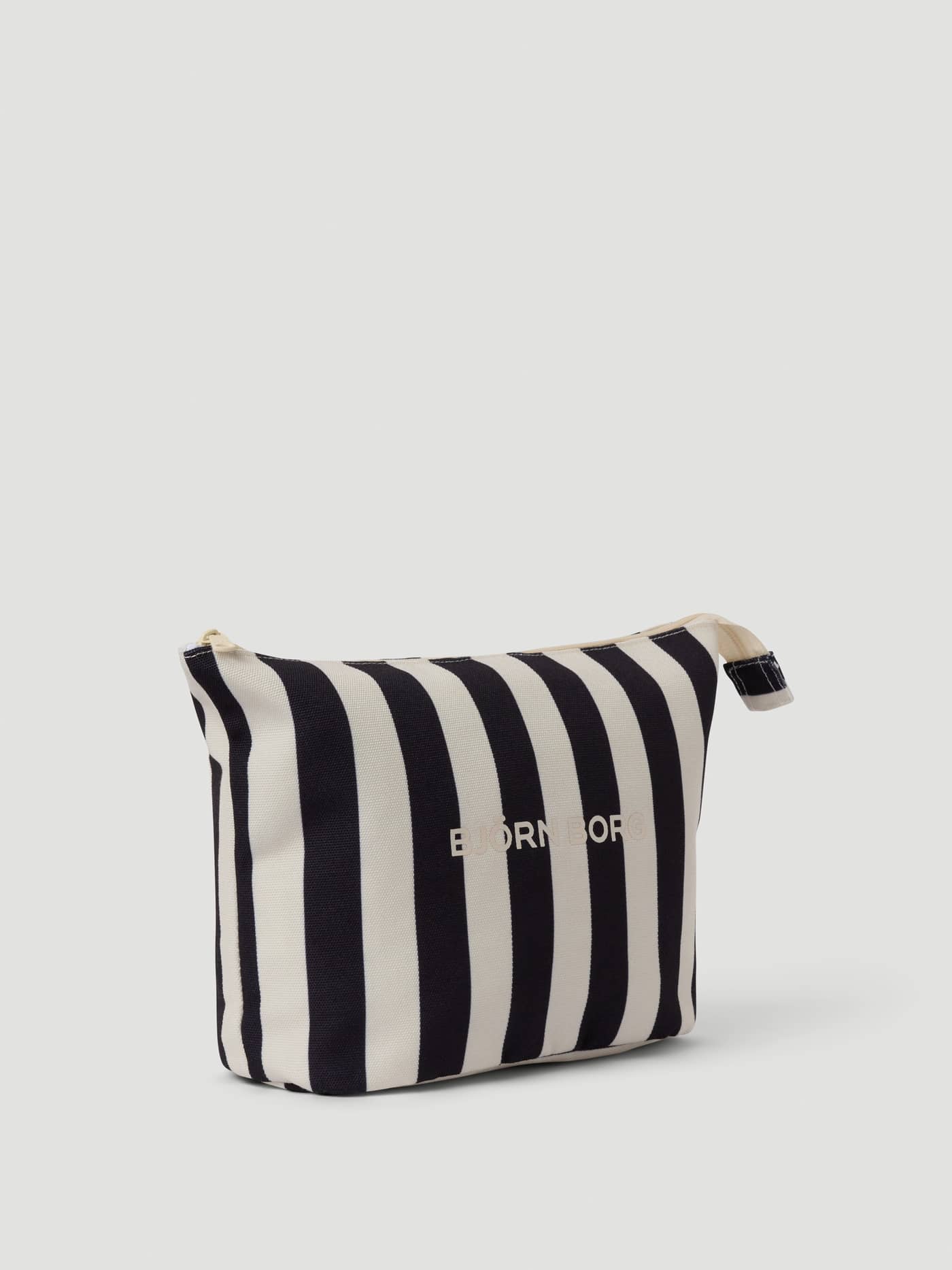 Vue de face du Borg Beach Wash Bag en Black Beauty (Noir) en polyester recyclé à rayures verticales avec logo blanc. - Image 5