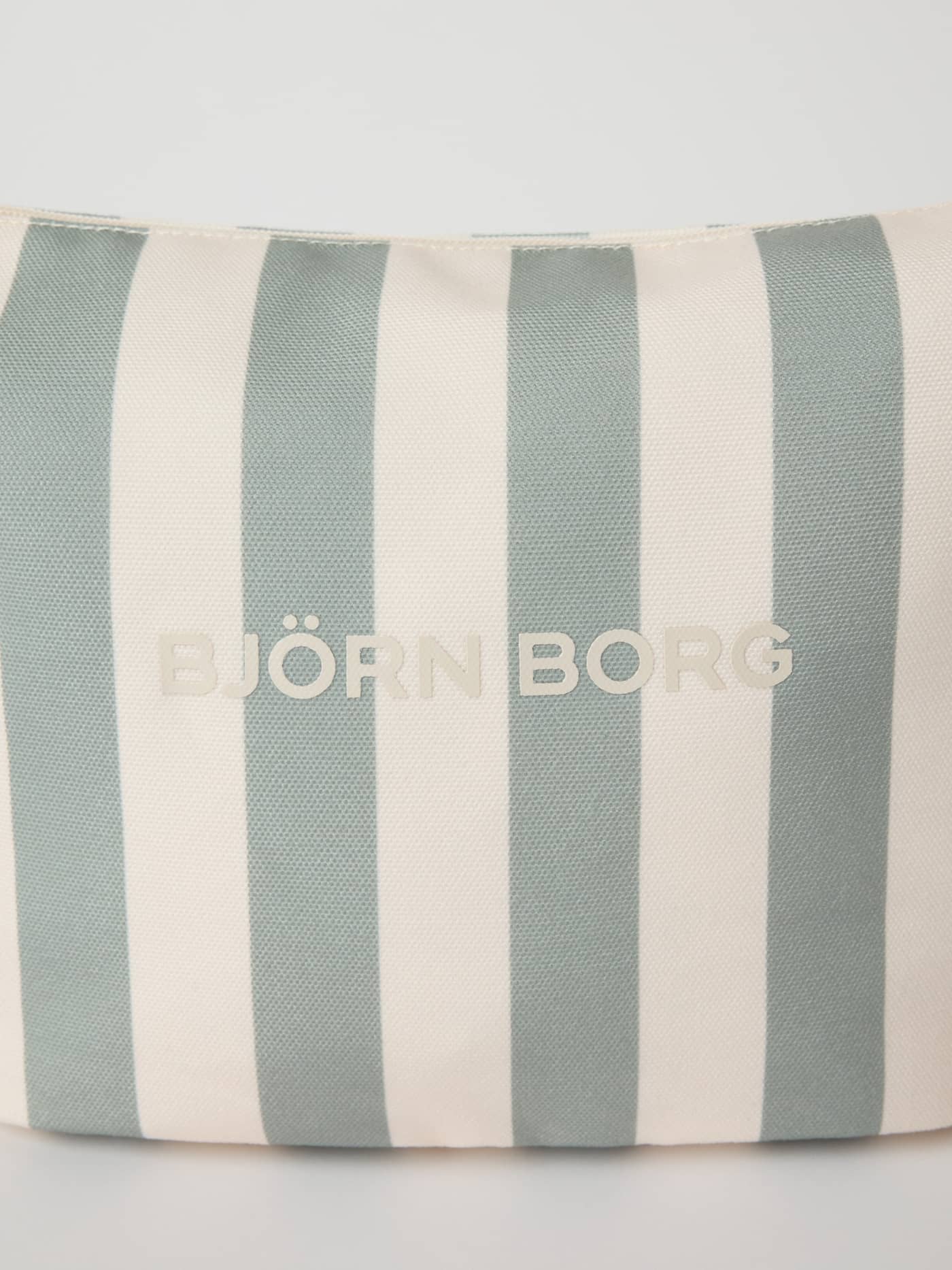 Gros plan sur la Borg Beach Wash Bag en Slate Gray (Vert) avec rayures verticales et logo blanc. - Image 3