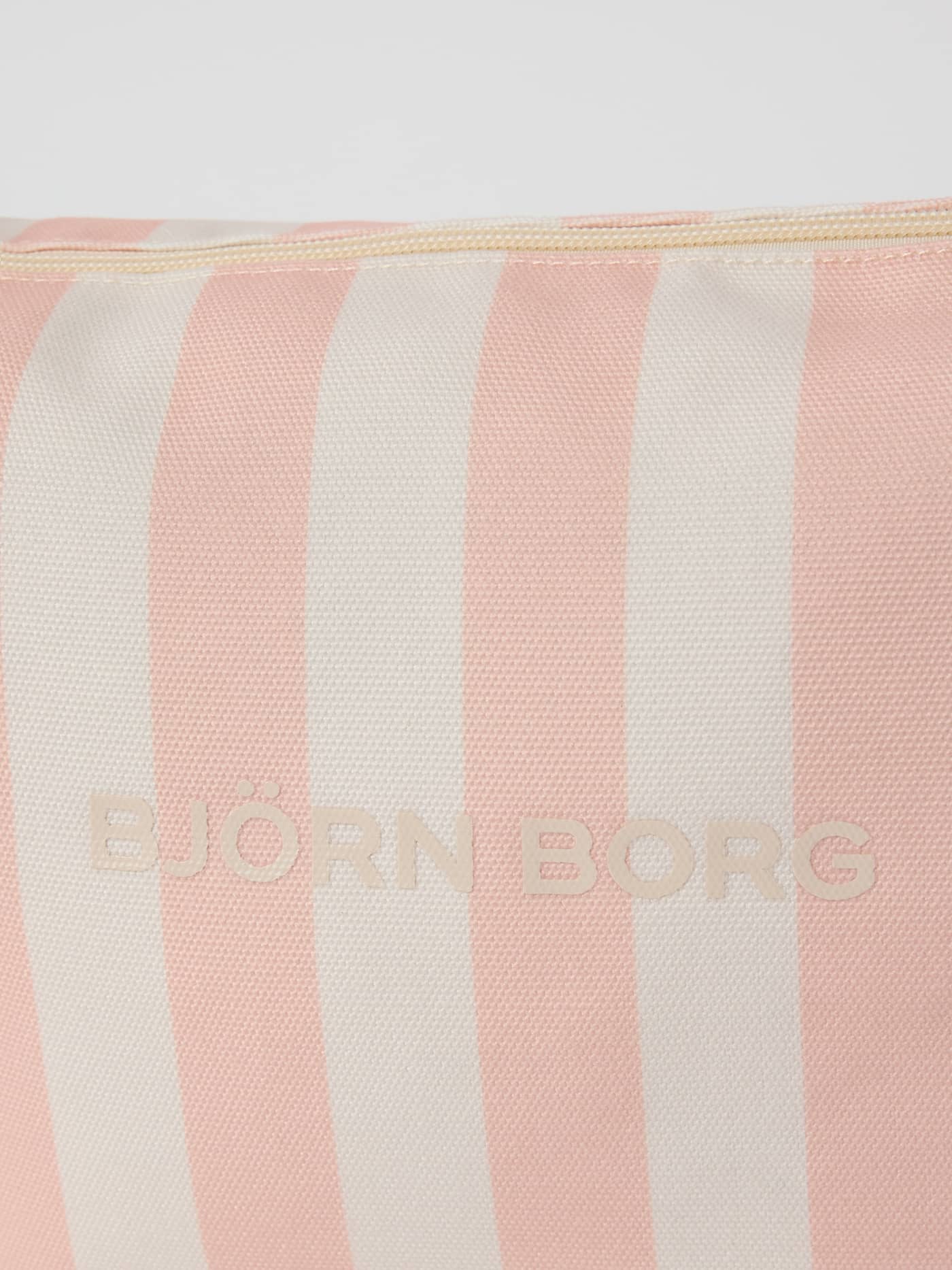 Vista detallada del neceser Borg Beach Wash Bag en Rose Cloud (Rosa) con rayas icónicas y logo a tono. - Image 3