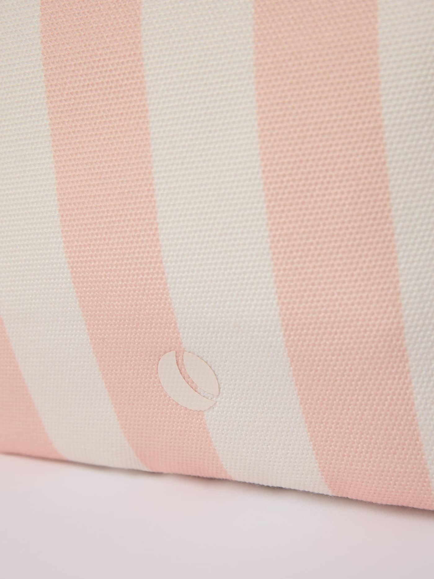 Primer plano del Borg Beach Wash Bag en Rose Cloud (Rosa) con estampado de rayas clásico y un pequeño logotipo rosa. - Image 4