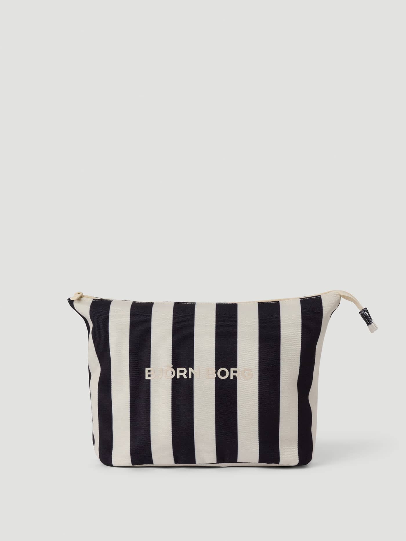 Vue de face du Borg Beach Wash Bag en Black Beauty (Noir) à rayures contrastées, logo crème et fermeture zippée. - Image 2