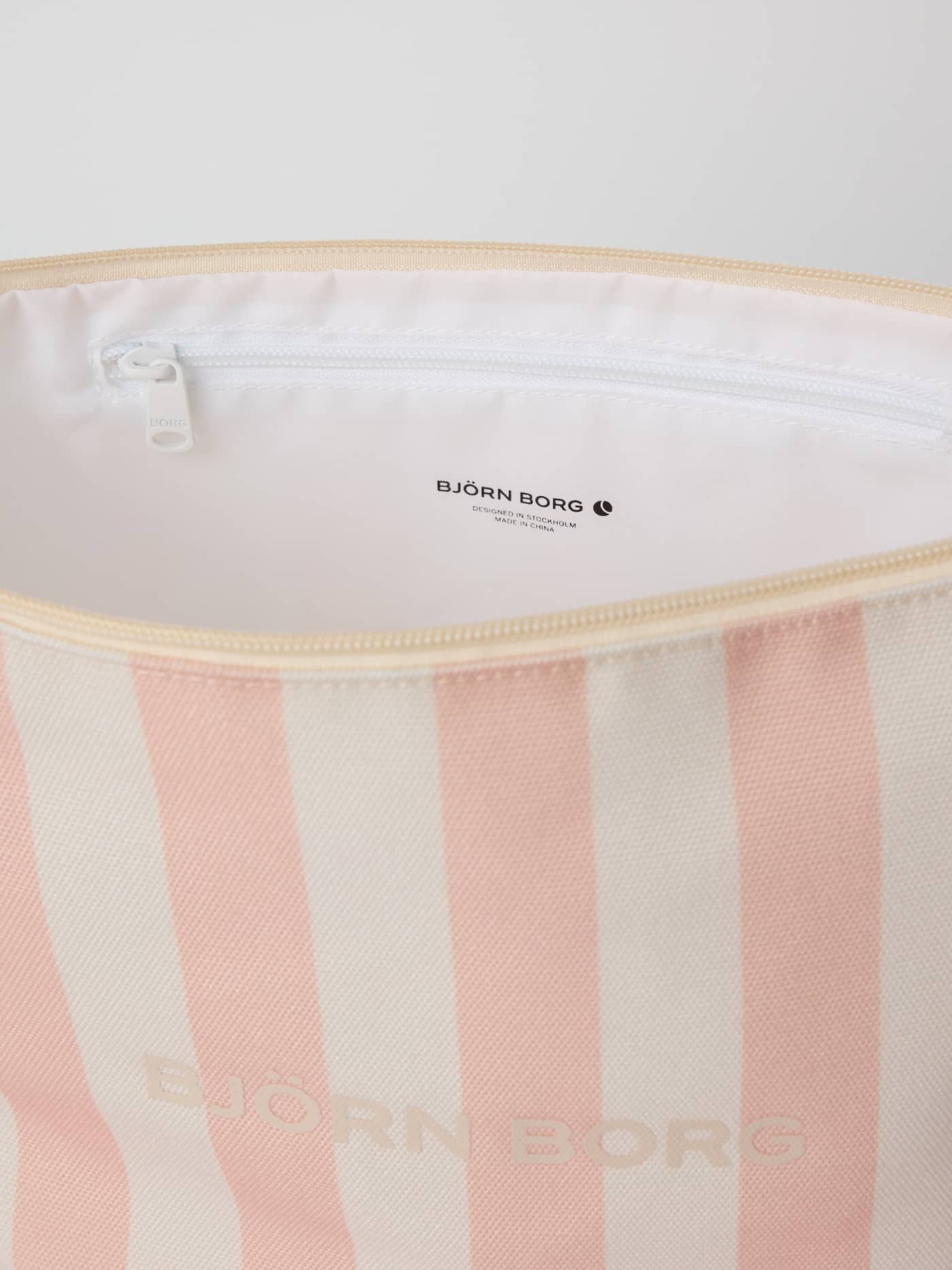 Vista interior del neceser Borg Beach Wash Bag a rayas Rose Cloud (Rosa) con cierre de cremallera y logotipo negro. - Image 2