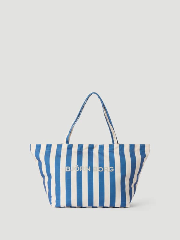 Vue de face du Borg Beach Tote M - 27L en Coastal Fjord (Bleu) à rayures bleues et blanches avec un logo beige.