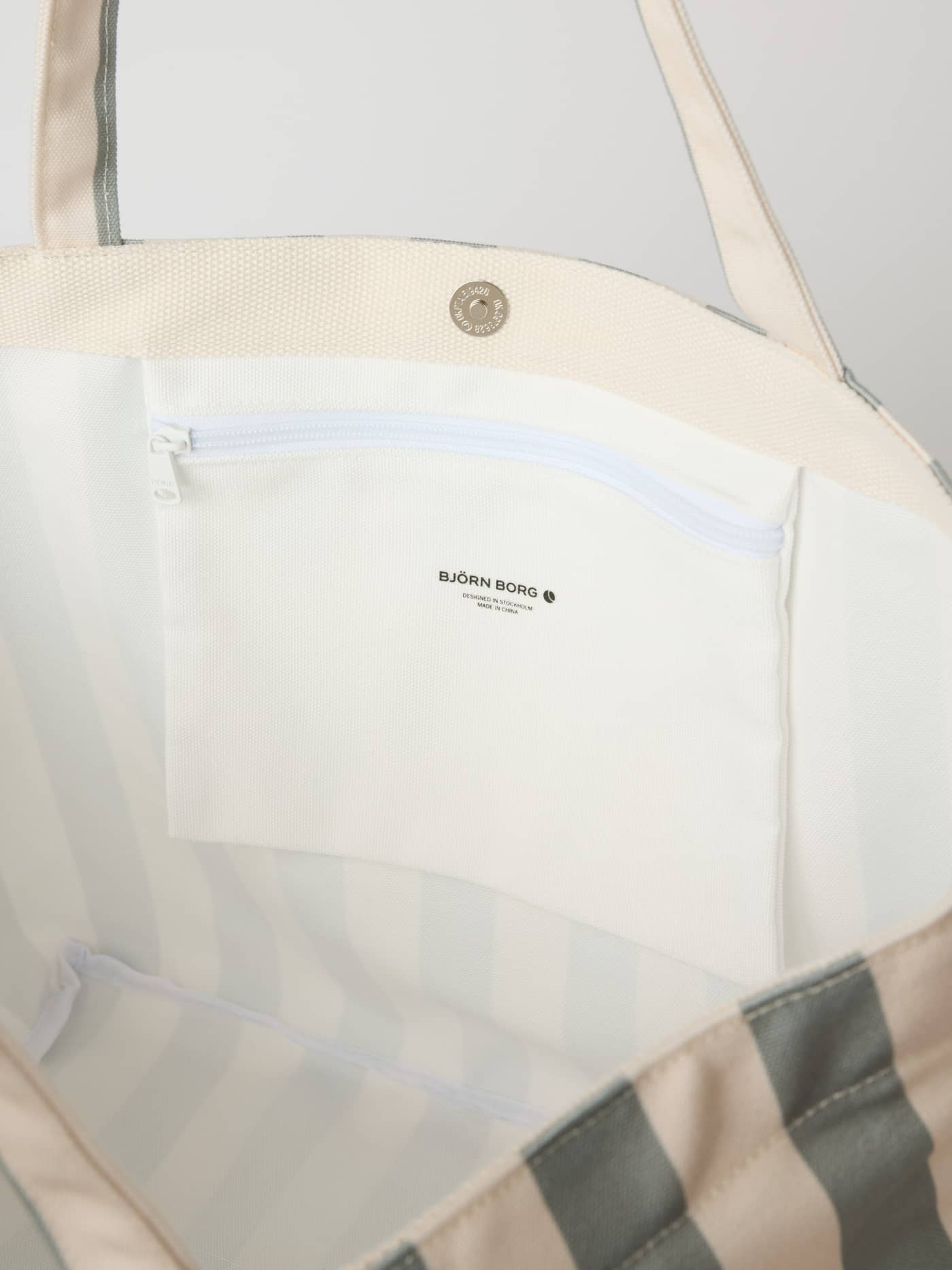 Binnenaanzicht van de Borg Beach Tote M - 27L in Slate Gray (Groen) met een streeppatroon, ritsvak en zwart logo. - Image 5