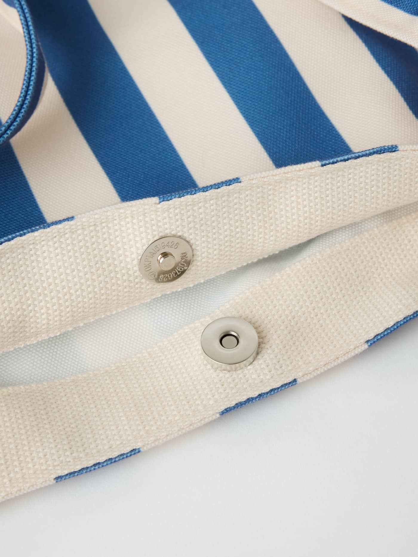 Fermeture à bouton magnétique du Borg Beach Tote M - 27L à rayures en Coastal Fjord (Bleu). - Image 5
