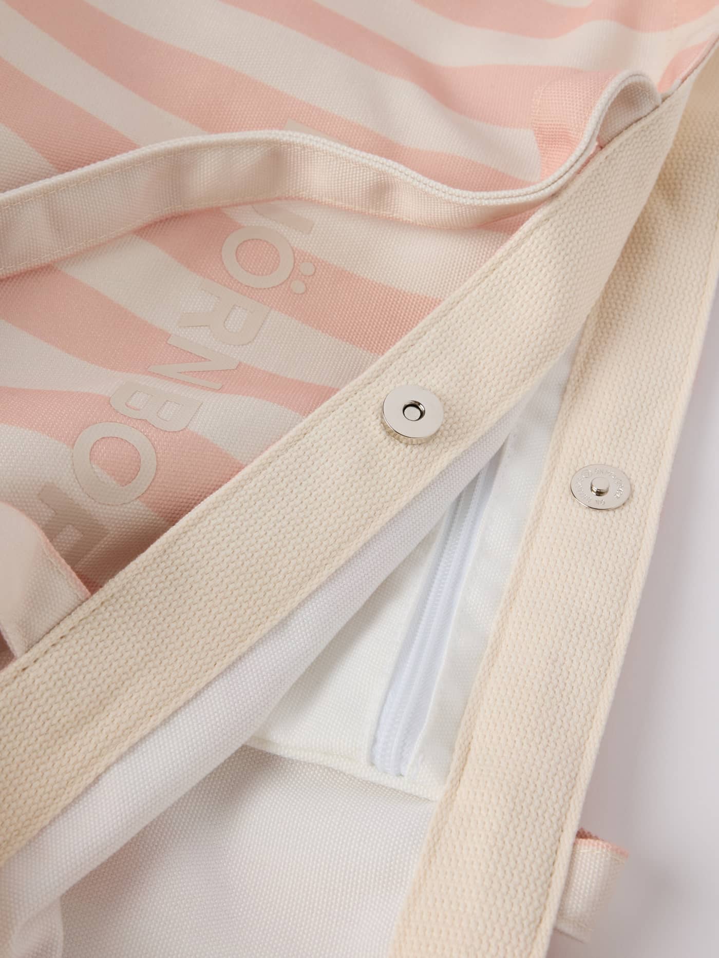Close-up of the magnetic closure and striped recycled polyester fabric on the Borg Beach Tote M - 27L in Rose Cloud (Pink). - Image 5