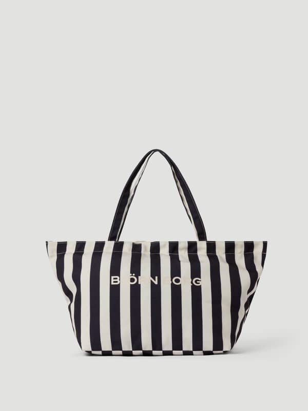 Vue de face du Borg Beach Tote M - 27L en Black Beauty (Noir) en polyester recyclé à rayures verticales avec logo blanc.